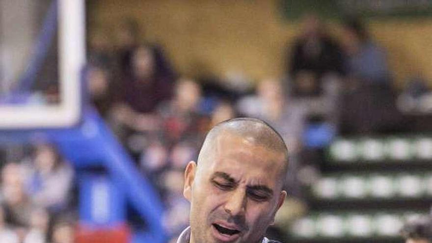 Javi Rodríguez, ayer, en el polideportivo de Pumarín.