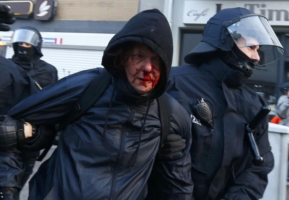 La policia deté un manifestant ’blockupy’ ferit a la cara.