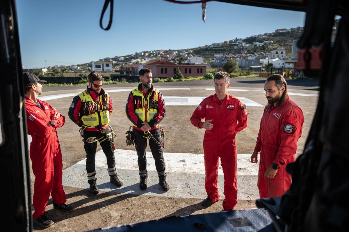 Pilotos, operadores y rescatadores del GES en la base en La Guancha: de izquierda a derecha, Hugo Asensio, Diego Ferreiro, Juan Ramón Alfonso, Gabriel Pérez y Michael del Castillo.