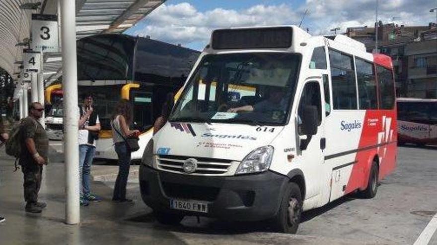 Usuaris del transport públic pujant en un autobús de la línia entre Manresa i Moià, ahir al migdia