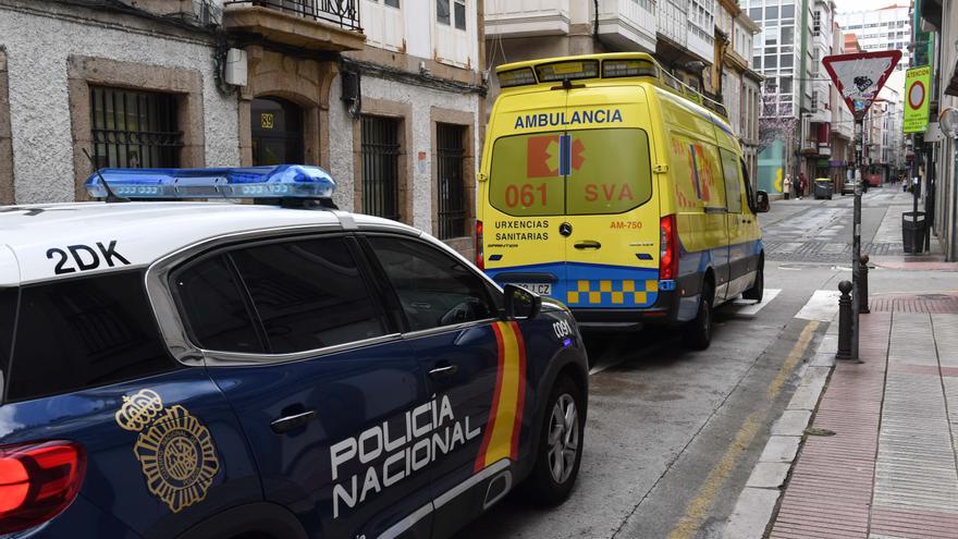 Reaniman a un hombre inclinado sobre un contenedor de basura