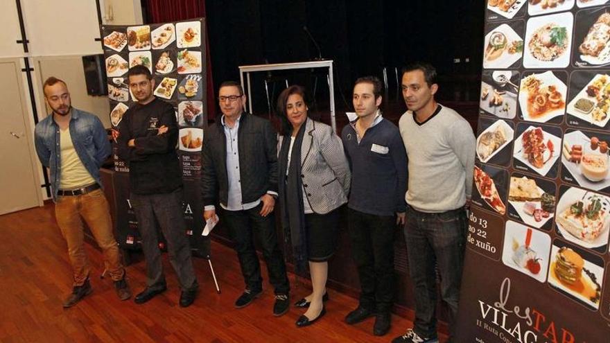 El presidente de Ahituvi, Roberto Gerpe, y la edil de Cultura, Rocío Llovo (ambos en el centro), presentaron ayer el concurso.