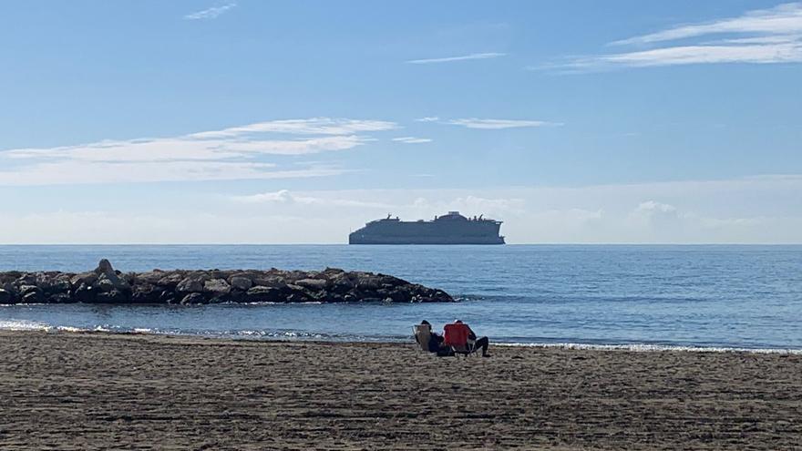 ¿Qué hace un barco fondeado en la bahía de Málaga? Estos son los motivos y su fecha de salida