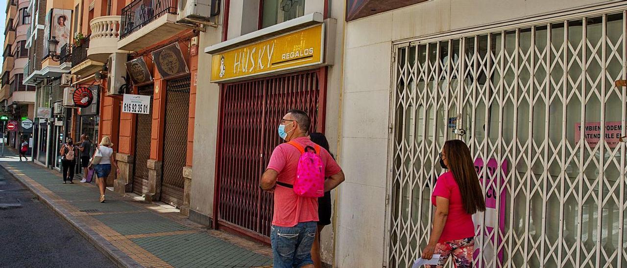 Tres establecimientos
comerciales cerrados en la
calle Gerona de la ciudad de
Alicante.  rafa arjones | ÁXEL ÁLVAREZ