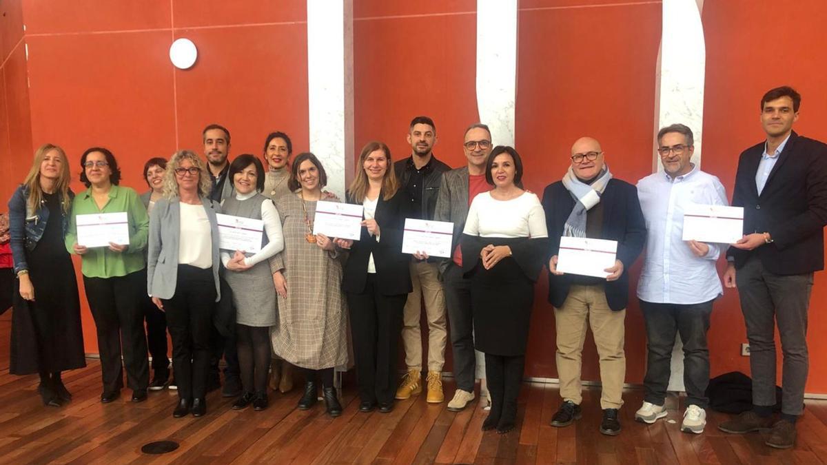 La directora provincial de Educación, María Teresa Pérez (centro), junto a los profesores zamoranos que recibieron su reconocimiento en Valladolid.