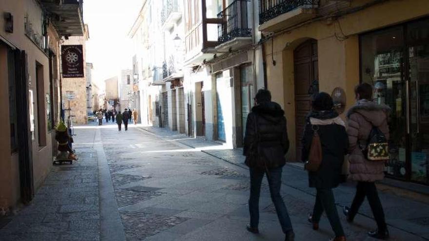 Varios de los negocios abiertos en el casco.