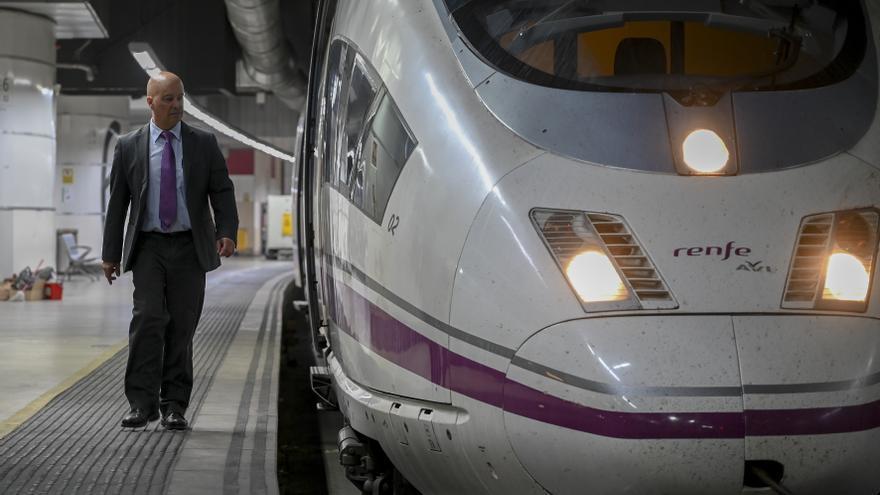 Manel Barot, con el AVE que este sábado le tocaba comandar con destino a Madrid desde Sants.