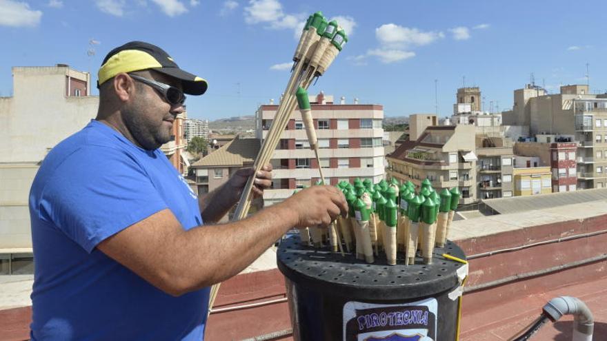 Uno de los pirotécnicos en la terraza del Ayuntamiento en la instalación de esta mañana