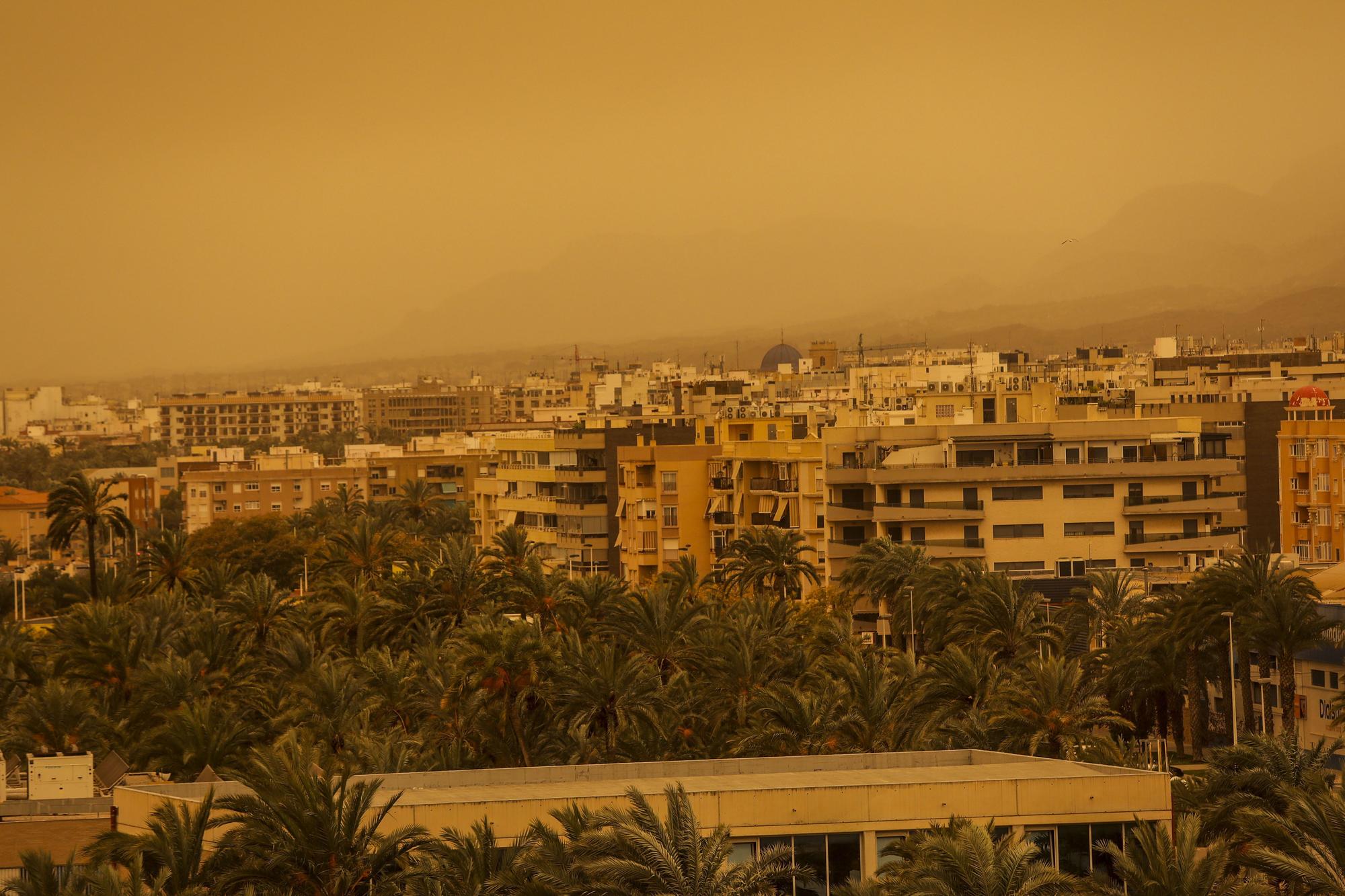 El "polvo rojo" del Sáhara inunda Elche