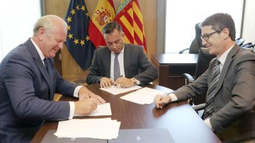 Firma del convenio entre las dos entidades.