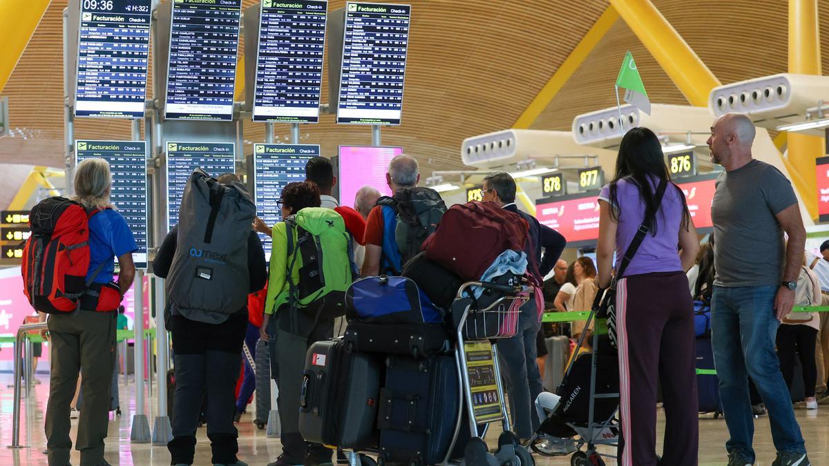 Varias personas con maletas en el Aeropuerto Adolfo Suárez-Madrid Barajas.