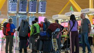Archivo - Varias personas con maletas en el Aeropuerto Adolfo Suárez-Madrid Barajas, a 1 de septiembre de 2023, en Madrid (España).