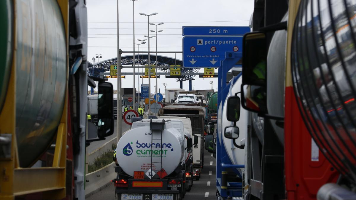 Cues als accessos al Port de Tarragona, a l&#039;A-27, provocades per l&#039;aturada de camioners iniciada aquest dilluns