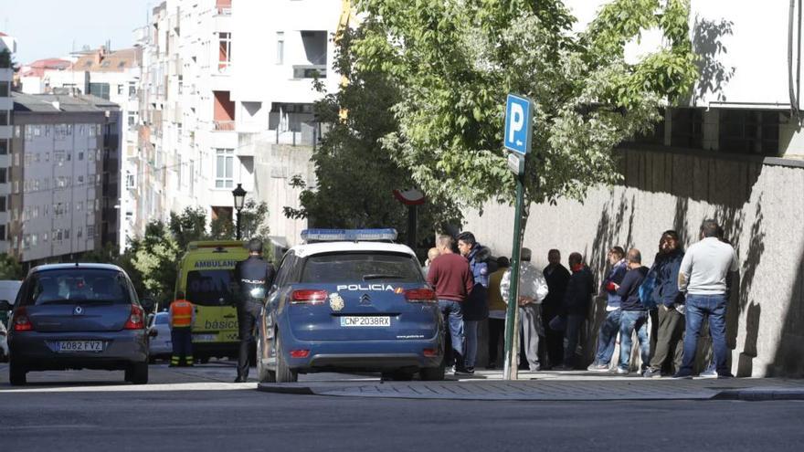 Miembros de los Zamoranos, esta mañana a las puertas de Urgencias de Povisa, en Vigo. // Alba Villar