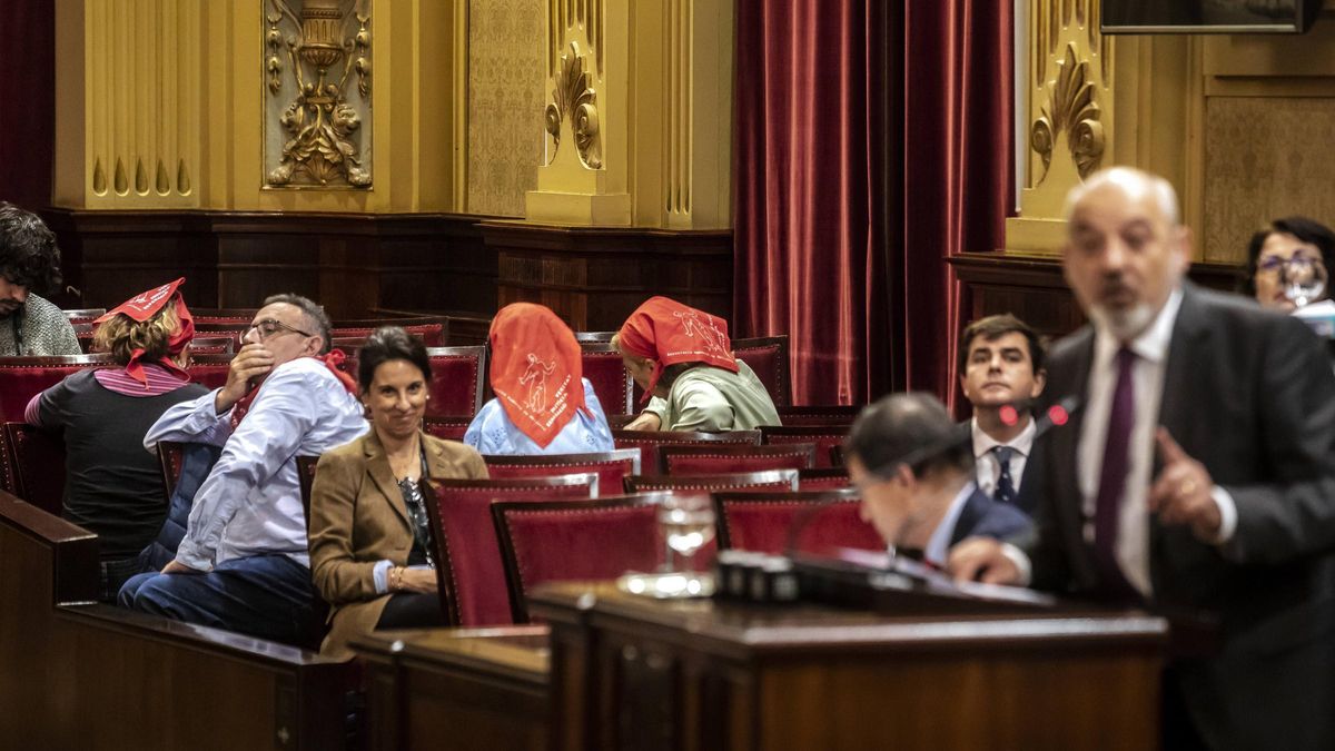 Representantes de Memòria de Mallorca dan la espalda al diputado de Vox, Sergio Rodríguez