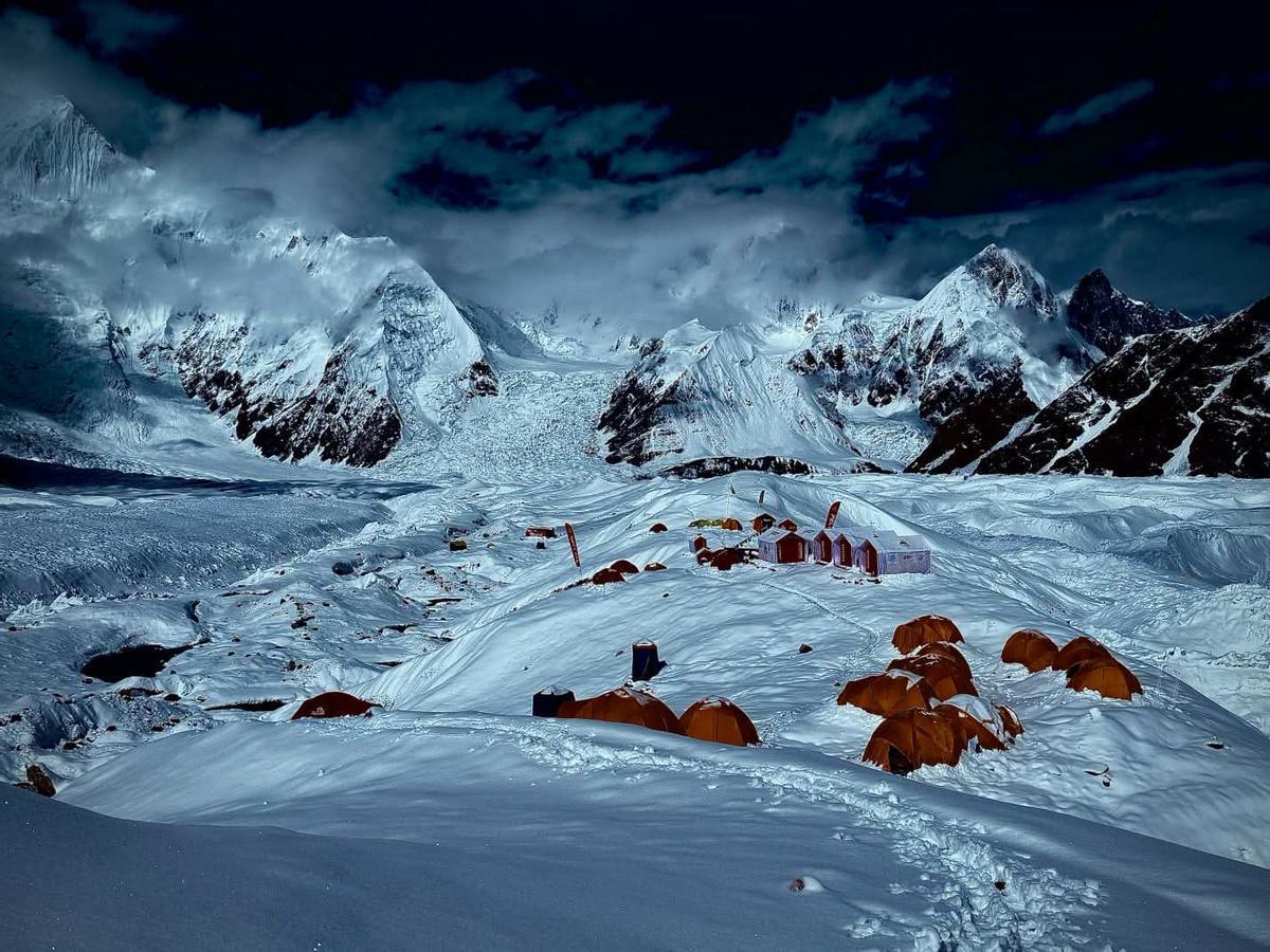 Imagen del Gasherbrum I desde el campamento base