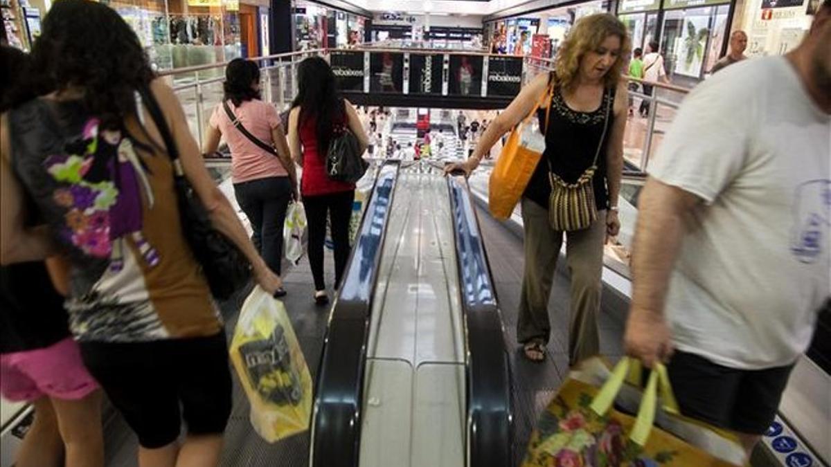 Jornada de rebajas , en un centro comercial de Barcelona.