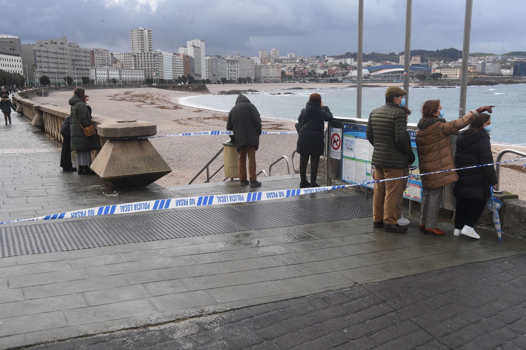 Cierran las playas de A Coruña por una invasión de la medusa carabela portuguesa