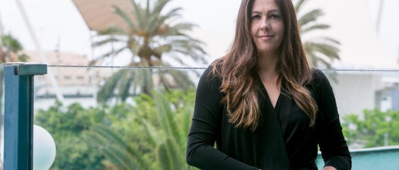 Sonia Ferrera, durante un descanso, en la terraza superior del Edifico Elder.