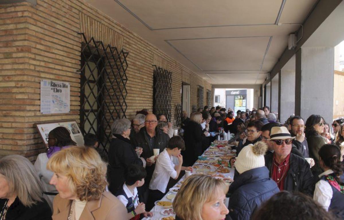 La asociación de mujeres ofreció un vermut.