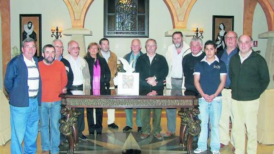 Directiva de la asociación Amigos de Cudillero, en el Palacio de la Magdalena de Soto del Barco.