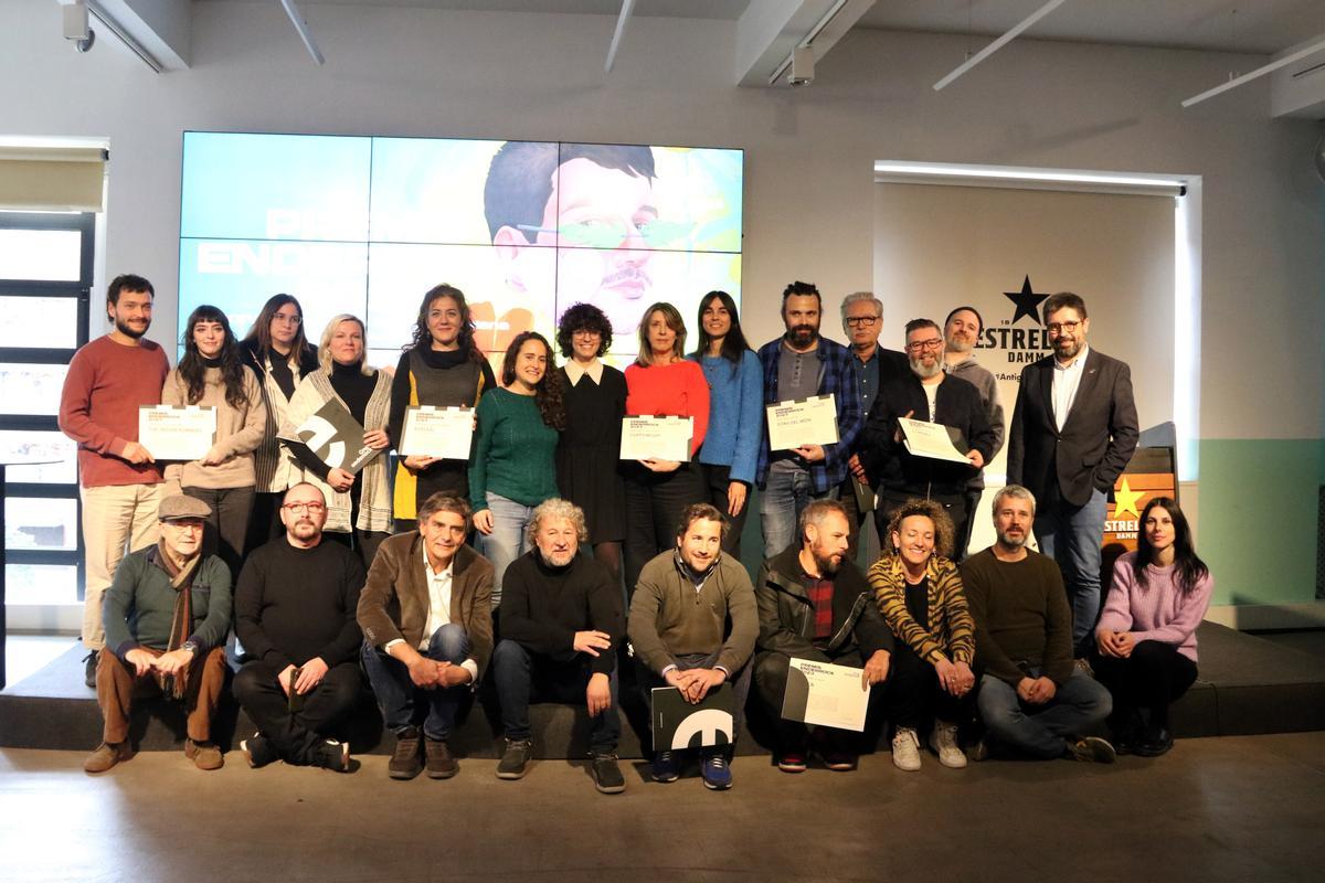 Foto de família amb els representants de la indústria musical catalana reconneguts per l'Enderrock