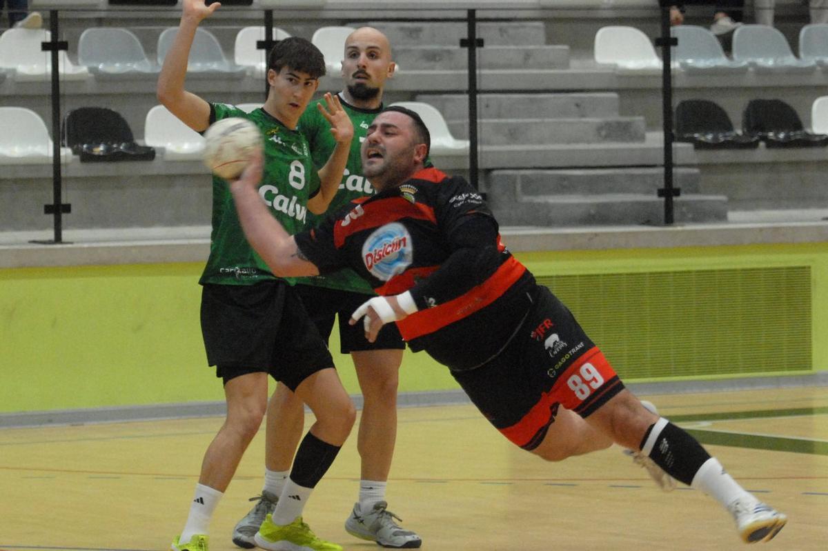 Una acción del encuentro disputado ayer en el Lalín Arena. | BERNABÉ/JAVIER LALÍN