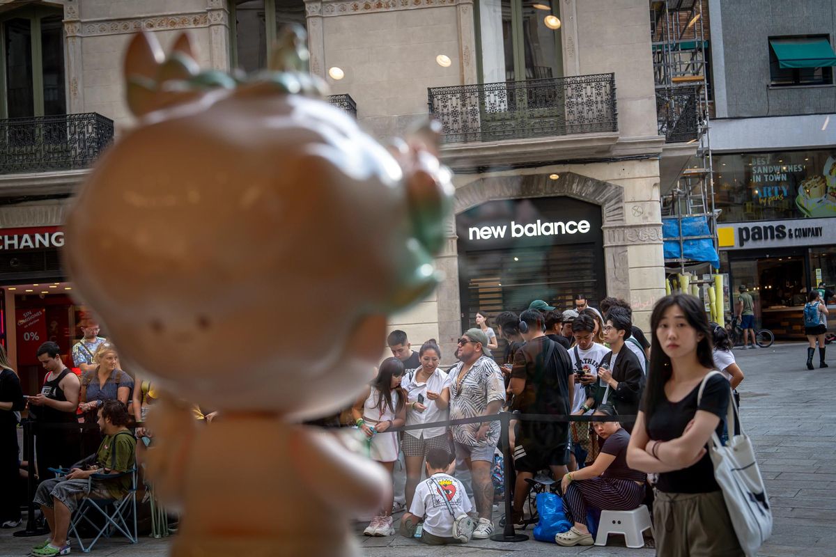 Colas masivas en Pop Mart por la llegada de Labubus a Barcelona