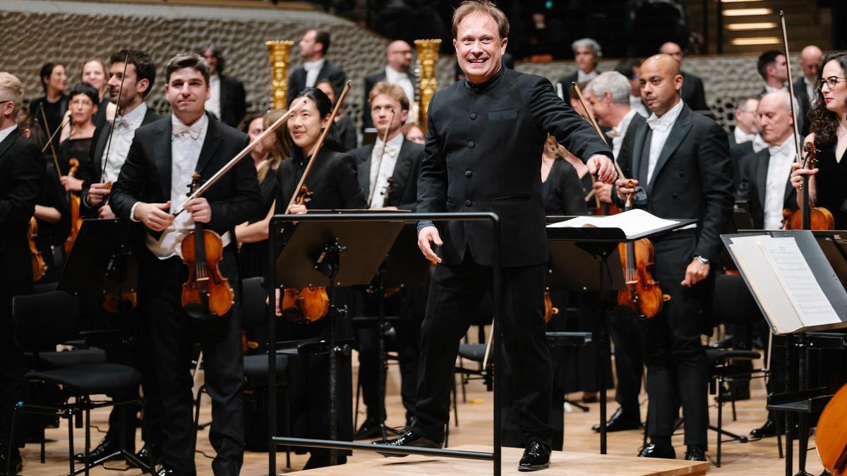 Ludovic Morlot con la OBC al finalizar el concierto en la Elbphilarmonie de Hamburgo.