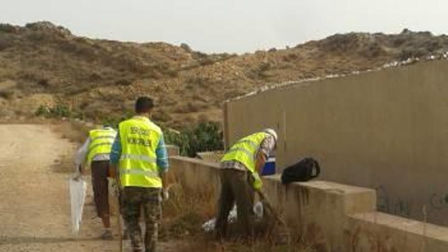 Operarios limpiando los alrededores de la Sierra.