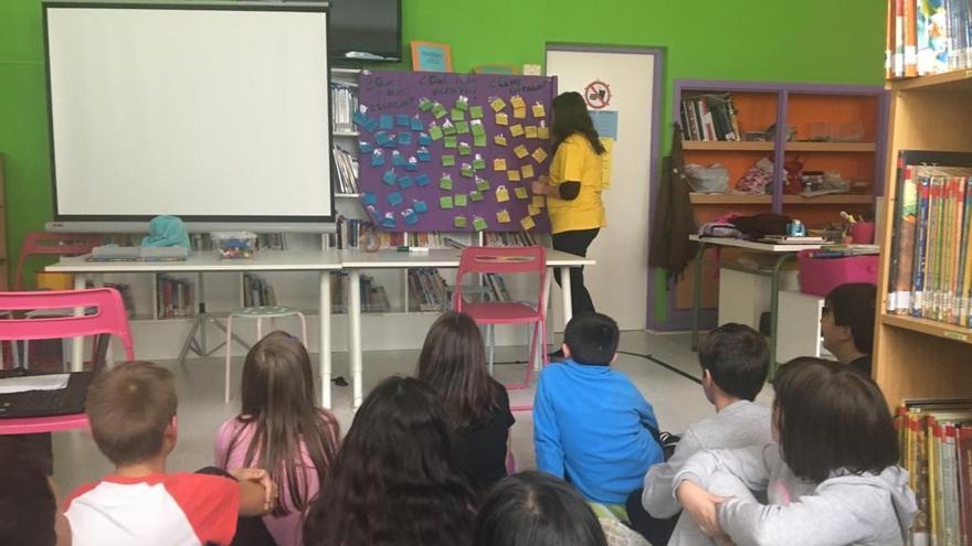 Niños participan en un taller de prevención del acoso escolar