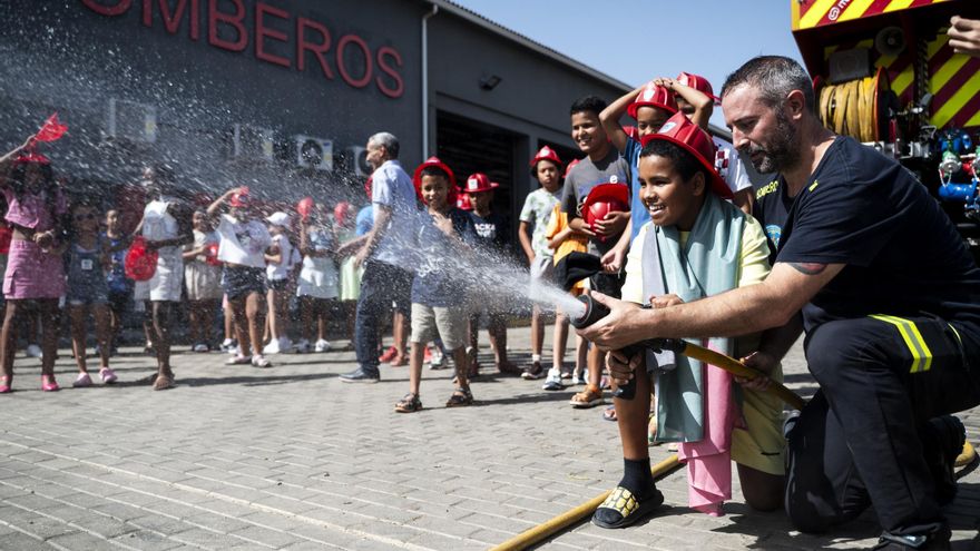 Los niños saharauis, bomberos por un día en Cáceres