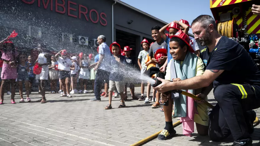 Los niños saharauis, bomberos por un día en Cáceres