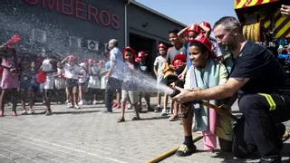 Los niños saharauis, bomberos por un día en Cáceres