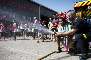 Los niños saharauis, bomberos por un día en Cáceres