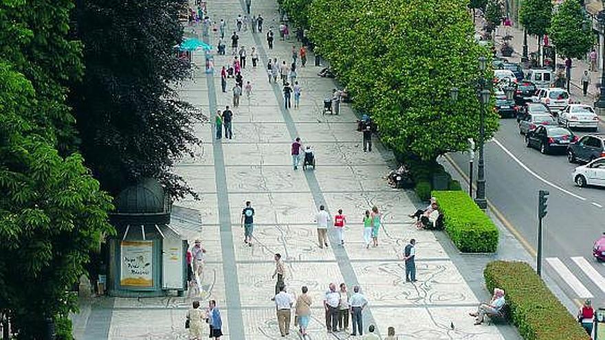 Paseo de los Álamos, con el mosaico de Antonio Suárez.