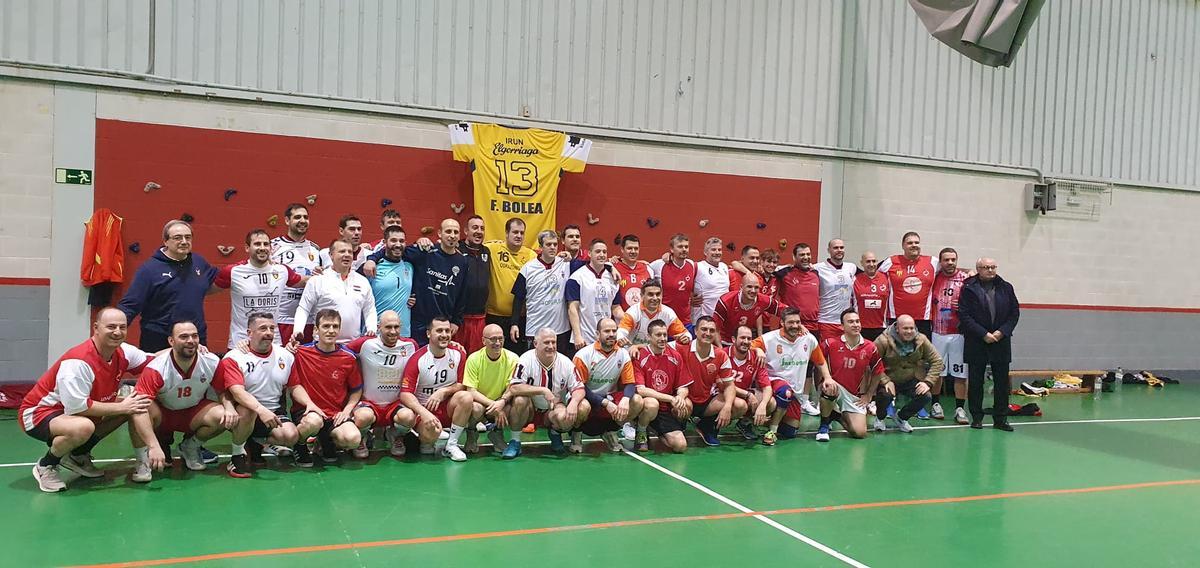 Imagen de familia con todos los asistentes al homenaje.