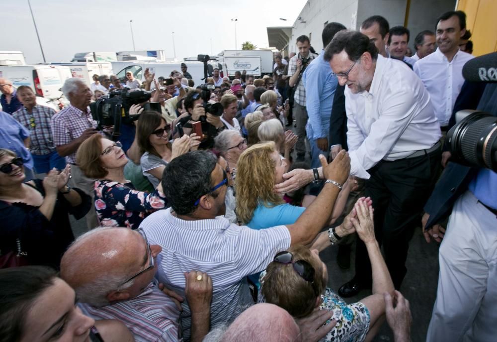 El candidato del PP a la Presidencia del Gobierno visita la Lonja del Pescado