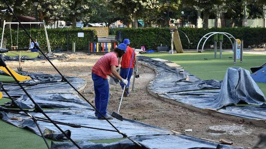 Los operarios trabajan en la renovación del firme del parque infantil de la alameda, esta semana. // FdV