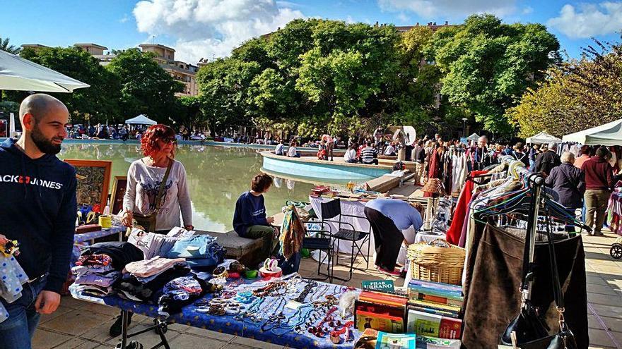 Mercadillo solidario concurrido