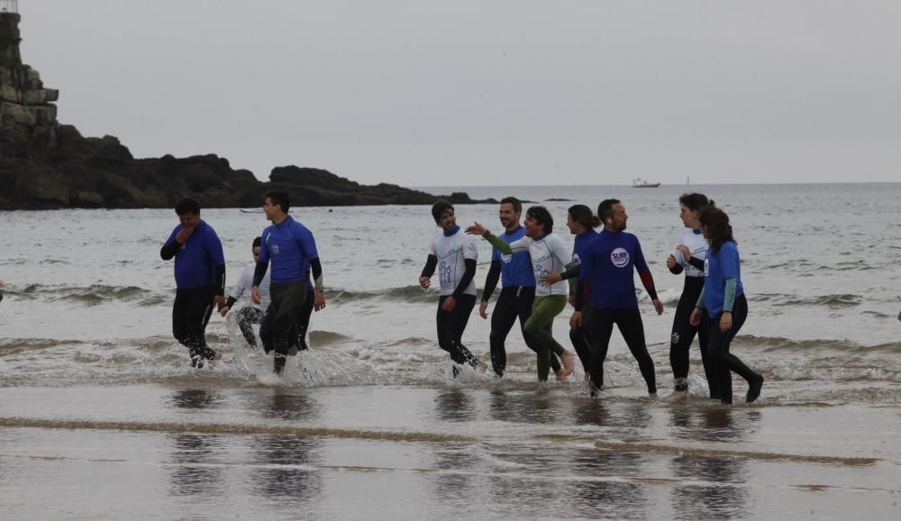 Jornada de surf solidario en Gijón