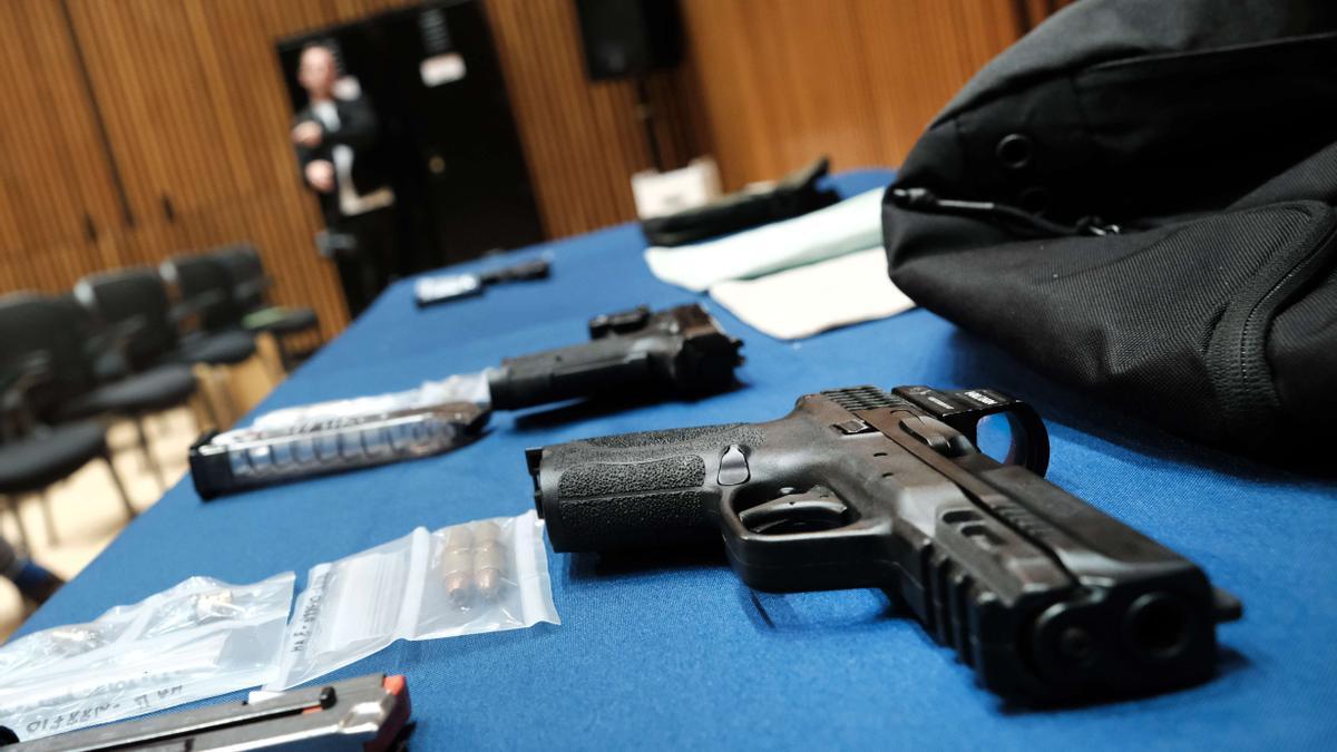 Armas confiscadas en escuelas públicas de Nueva York mostradas este miércoles en rueda de prensa.