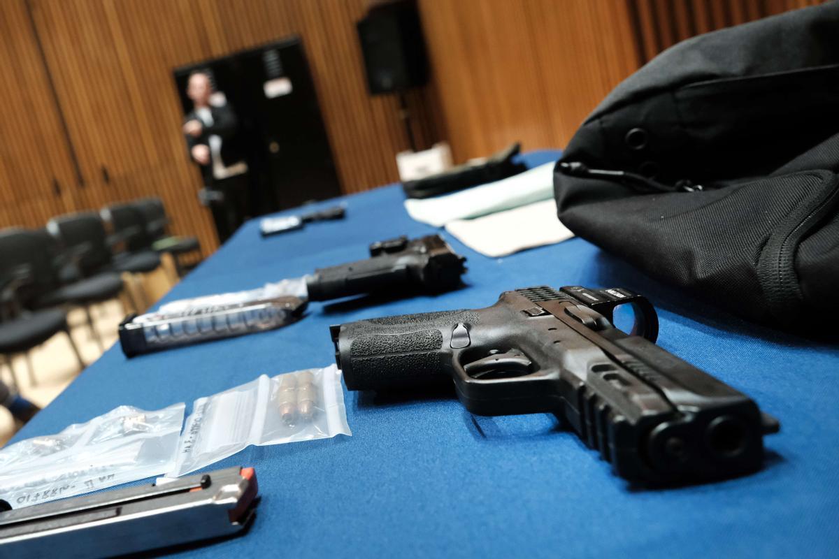 Armas confiscadas en escuelas públicas de Nueva York mostradas este miércoles en rueda de prensa. Armas confiscadas en escuelas públicas de Nueva York mostradas este miércoles en rueda de prensa.