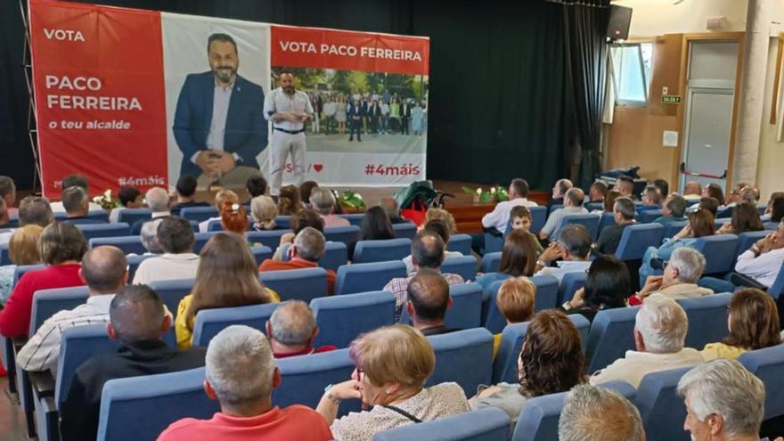 El socialista Paco Ferreira, durante su mitin en Mañufe.  // FdV