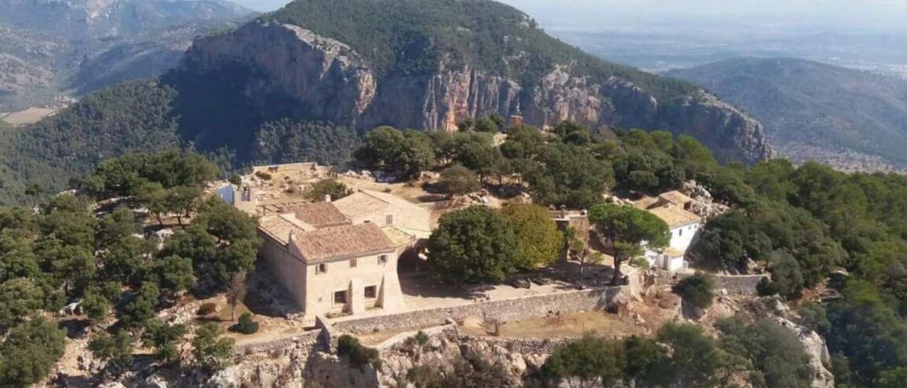 Vista panorámica del conjunto arquitectónico del Castell d’Alaró. | JOAN LILLO