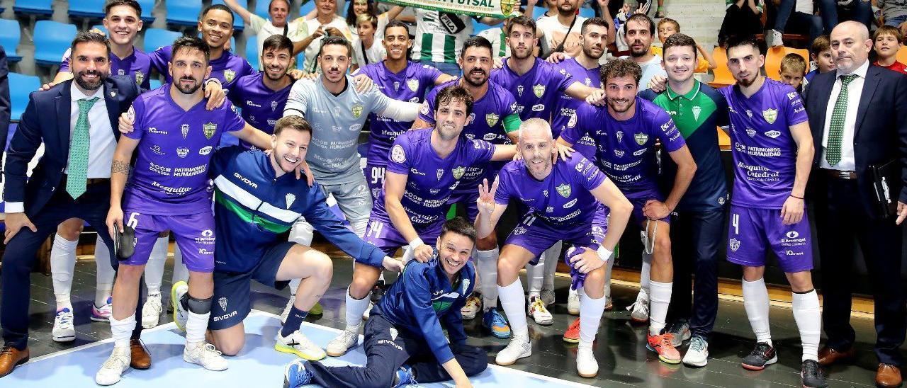 Los jugadores del Córdoba Futsal celebran la victoria en Pamplona ante el Xota.