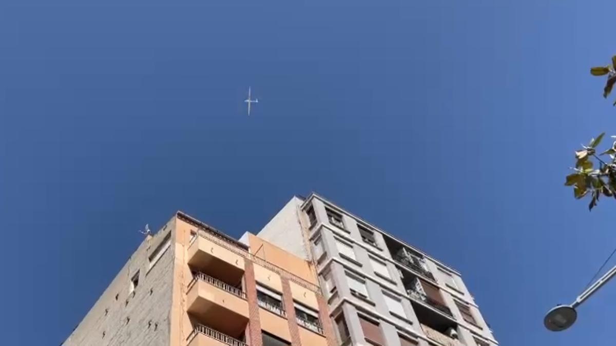 Vídeo: Un planeador sobrevuela el cielo de Castelló