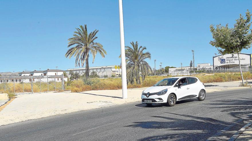 Un vehículo circulando por la rotonda de la avenida de la Unesco donde ya existe una puerta de acceso provisional a la UMH que estará abierta al público en un año.