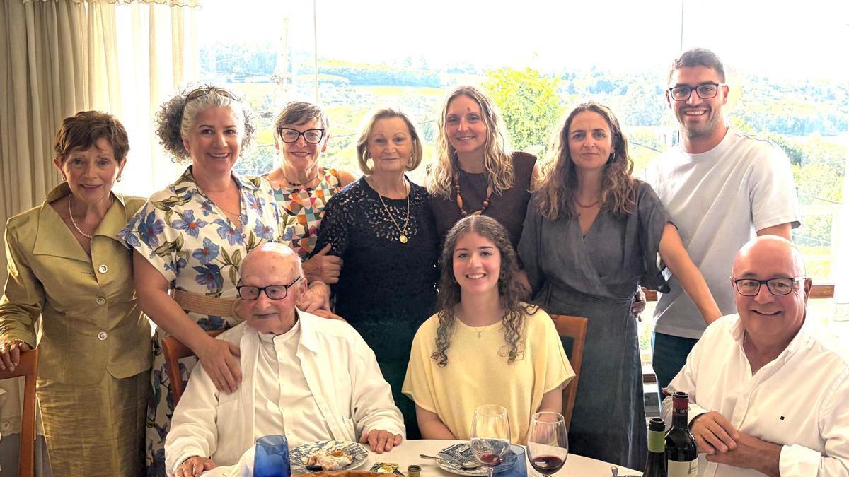 Familiares y allegados arropan a Francisco del Río en la fiesta por sus 103 años.