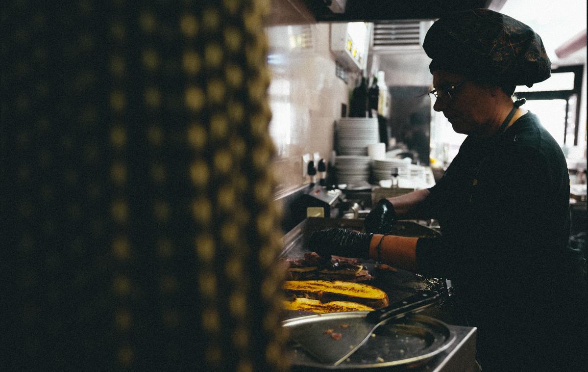 Una cocinera prepara zapatillas en el bar Melo's. 